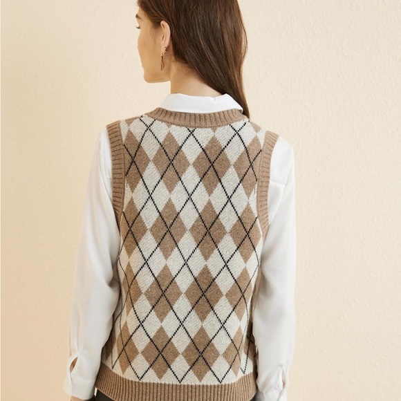 Classic Merino wool Sweater Vest in Brown and White - Picture 3 of 13